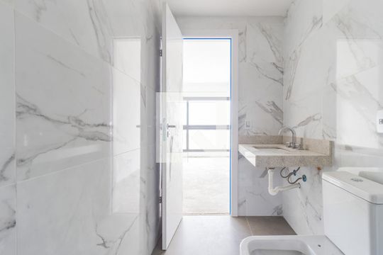 Banheiro de casa de condomínio à venda com 1 quarto, 29m² em Petrópolis, Porto Alegre