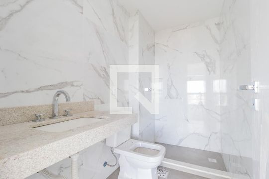 Banheiro de casa de condomínio à venda com 1 quarto, 29m² em Petrópolis, Porto Alegre