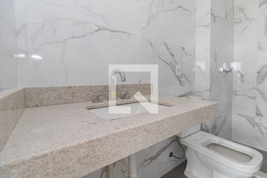 Banheiro de kitnet/studio à venda com 1 quarto, 30m² em Petrópolis, Porto Alegre