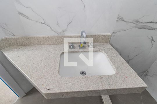 Banheiro de kitnet/studio à venda com 1 quarto, 32m² em Petrópolis, Porto Alegre