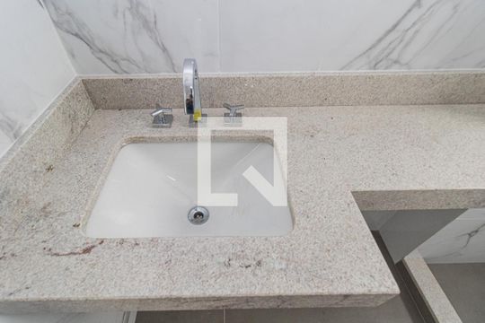 Banheiro de kitnet/studio à venda com 1 quarto, 30m² em Petrópolis, Porto Alegre