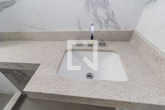 Banheiro de apartamento à venda com 1 quarto, 43m² em Petrópolis, Porto Alegre