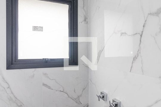 Banheiro de apartamento à venda com 1 quarto, 43m² em Petrópolis, Porto Alegre