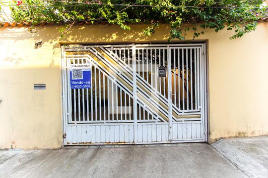Fachada de casa à venda com 2 quartos, 120m² em Conjunto Habitacional Águia de Haia, São Paulo