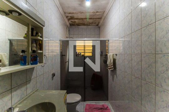 Banheiro de casa à venda com 2 quartos, 120m² em Conjunto Habitacional Águia de Haia, São Paulo