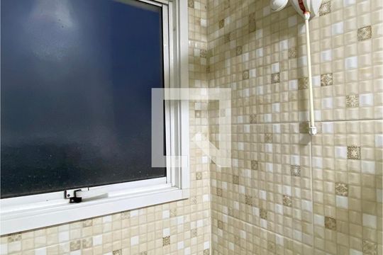 Banheiro de apartamento para alugar com 2 quartos, 52m² em Vila São João, Barueri
