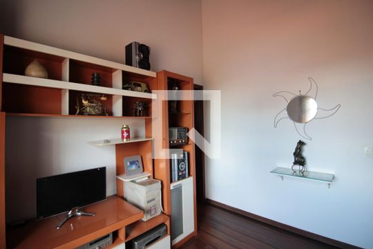 Sala de TV de casa à venda com 4 quartos, 250m² em Vila Paquetá, Belo Horizonte