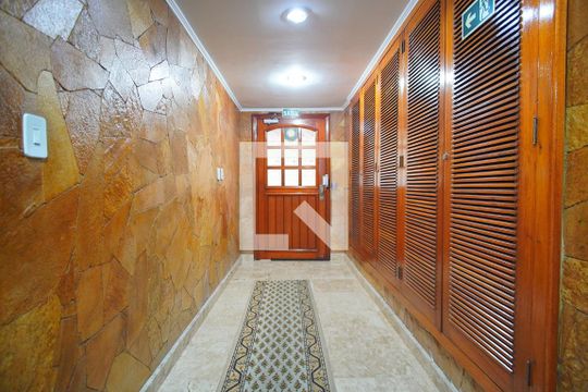 Corredor  de apartamento para alugar com 2 quartos, 60m² em Passo da Areia, Porto Alegre