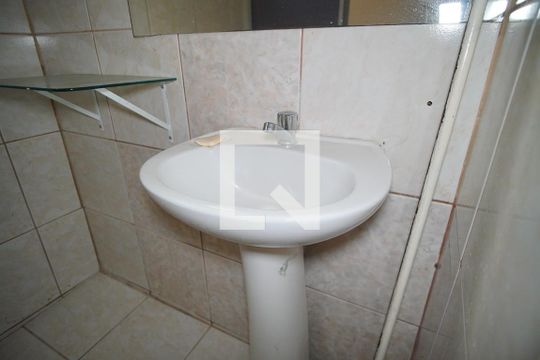 Banheiro de apartamento para alugar com 2 quartos, 60m² em Passo da Areia, Porto Alegre