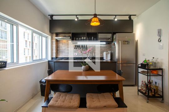 Cozinha de apartamento para alugar com 2 quartos, 82m² em Bela Vista, São Paulo