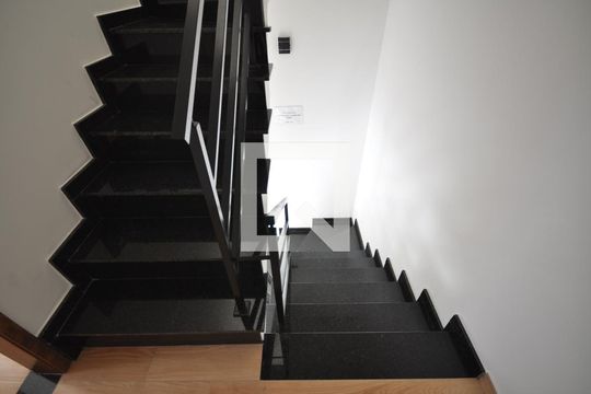 Escada de casa à venda com 3 quartos, 110m² em Parque Vitoria, São Paulo