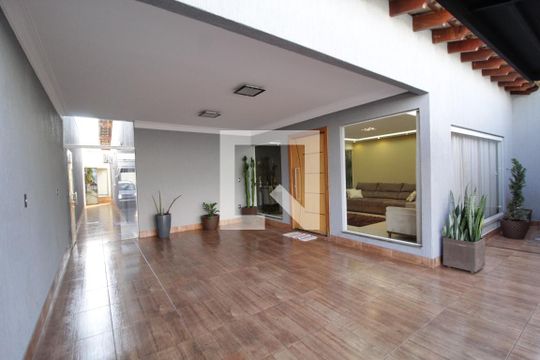 Garagem de casa para alugar com 3 quartos, 250m² em Jardim Inconfidência, Uberlândia