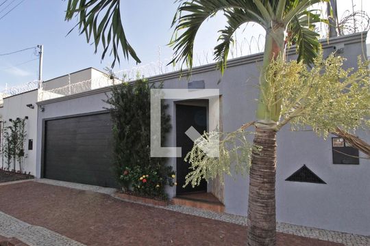 Fachada de casa para alugar com 3 quartos, 250m² em Jardim Inconfidência, Uberlândia