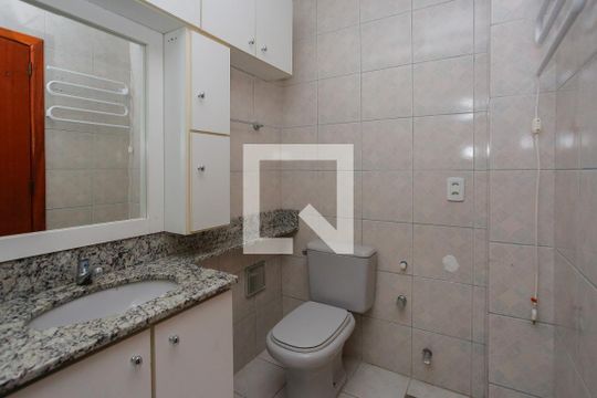 Banheiro de apartamento à venda com 2 quartos, 64m² em São João, Porto Alegre