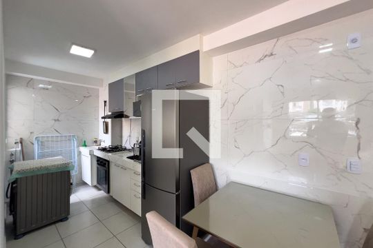 Cozinha e área de serviço de apartamento para alugar com 2 quartos, 39m² em Sé, São Paulo