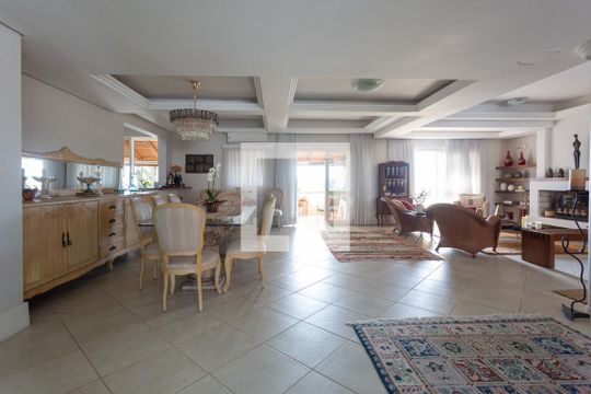 Casa à venda com 4 quartos, 900m² em Vila Jardim, Porto Alegre