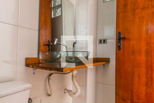 Banheiro de casa para alugar com 1 quarto, 50m² em Parque Ribeiro de Lima, Barueri