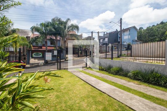 Fachada de casa à venda com 2 quartos, 100m² em Guarujá, Porto Alegre