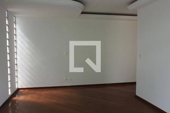 Sala de casa para alugar com 3 quartos, 266m² em Jardim Messina, Jundiaí