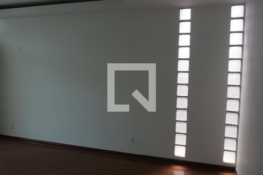 Sala de casa para alugar com 3 quartos, 266m² em Jardim Messina, Jundiaí