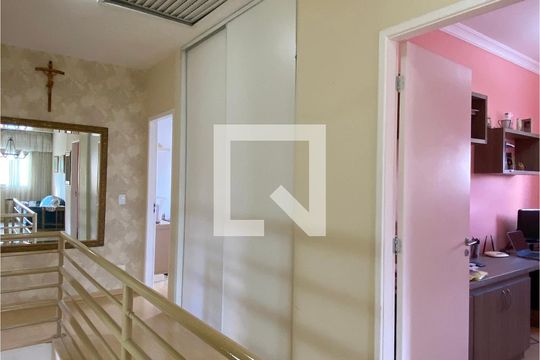 roupeiro de casa de condomínio à venda com 4 quartos, 320m² em Tamboré, Santana de Parnaíba