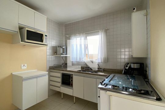 Cozinha de casa de condomínio à venda com 4 quartos, 320m² em Tamboré, Santana de Parnaíba