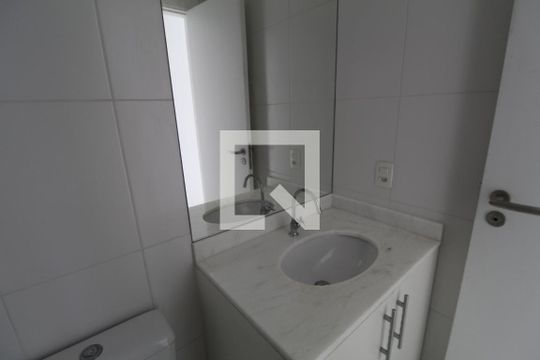 Banheiro do corredor de apartamento para alugar com 2 quartos, 54m² em Anil, Rio de Janeiro