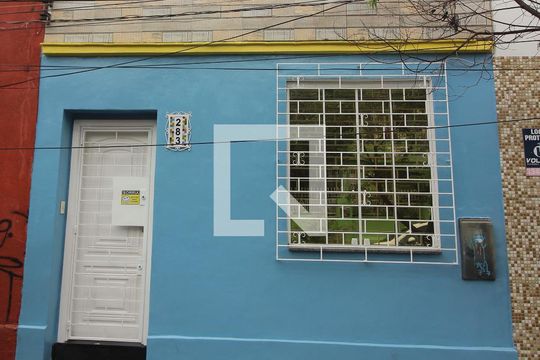 Fachada de casa à venda com 2 quartos, 110m² em Cidade Baixa, Porto Alegre