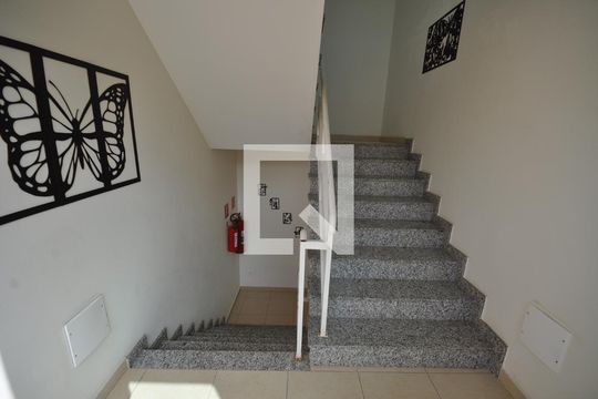 Escada de casa de condomínio para alugar com 1 quarto, 36m² em Vila Mazzei, São Paulo