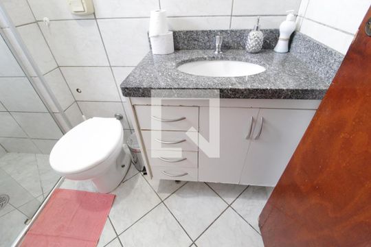 Banheiro Social de apartamento para alugar com 2 quartos, 58m² em Santa Mônica, Uberlândia