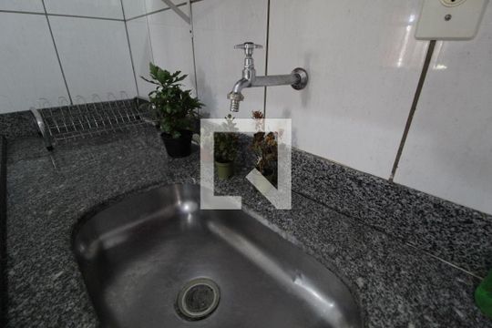 Cozinha de apartamento para alugar com 2 quartos, 58m² em Santa Mônica, Uberlândia