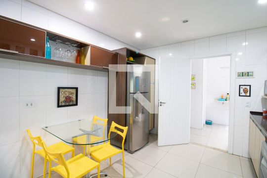 Cozinha de casa à venda com 3 quartos, 200m² em Conjunto Residencial Novo Pacaembu, São Paulo