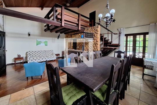 Casa à venda com 3 quartos, 490m² em Camboinhas, Niterói