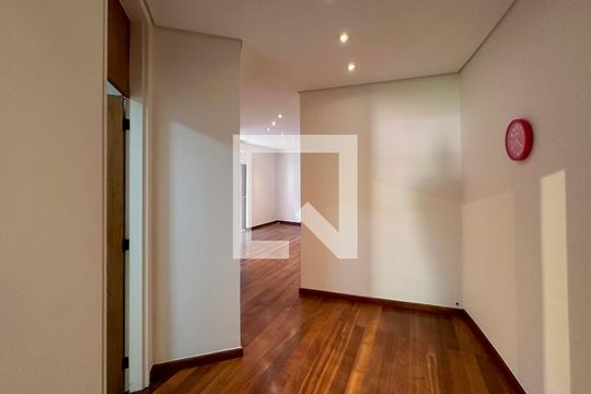 Suíte de casa à venda com 3 quartos, 561m² em Granja Julieta, São Paulo