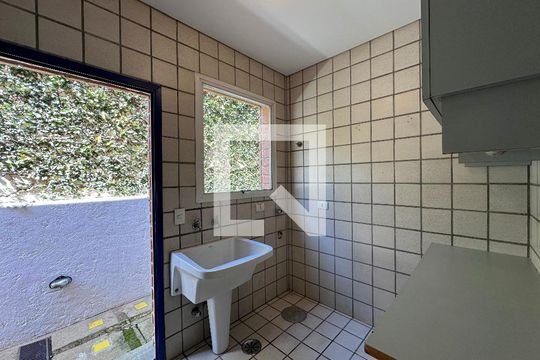 Área de Serviço de casa à venda com 3 quartos, 561m² em Granja Julieta, São Paulo