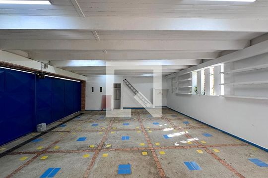 Garagem de casa à venda com 3 quartos, 561m² em Granja Julieta, São Paulo