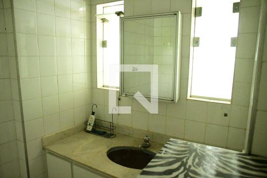 Banheiro de serviço 2 de casa de condomínio para alugar com 7 quartos, 900m² em Chácara Granja Velha, Cotia