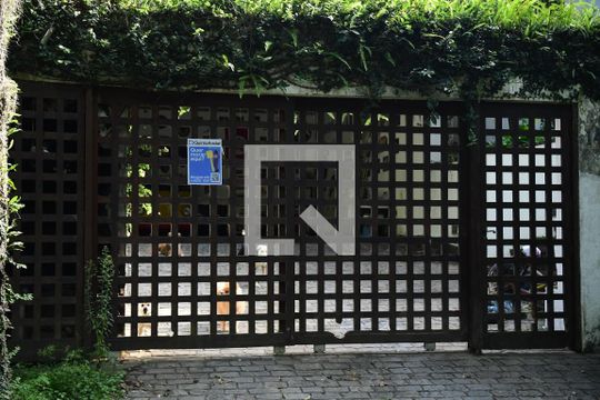 Placa QA de casa de condomínio para alugar com 7 quartos, 900m² em Chácara Granja Velha, Cotia