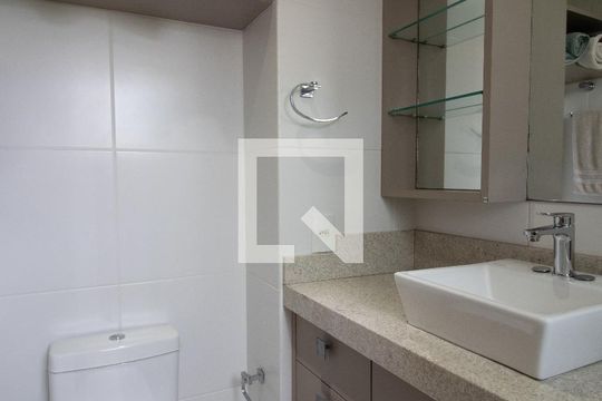 Banheiro 1 de apartamento à venda com 2 quartos, 67m² em Passo da Areia, Porto Alegre