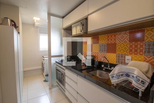 Cozinha de apartamento à venda com 2 quartos, 67m² em Passo da Areia, Porto Alegre
