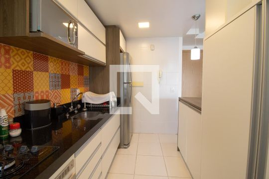 Cozinha de apartamento à venda com 2 quartos, 67m² em Passo da Areia, Porto Alegre