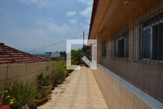 Corredor Lateral de casa à venda com 3 quartos, 223m² em Irajá, Rio de Janeiro
