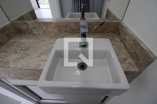 Banheiro de apartamento para alugar com 1 quarto, 44m² em Jacarepaguá, Rio de Janeiro