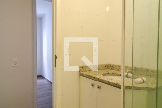 Banheiro de apartamento à venda com 2 quartos, 55m² em Vila Bertioga, São Paulo