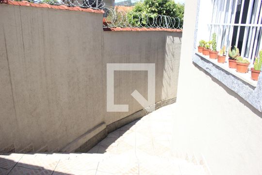 Acesso lateral à garagem de casa à venda com 4 quartos, 150m² em Parque Continental, Guarulhos