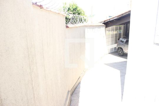 Acesso lateral à garagem de casa à venda com 4 quartos, 150m² em Parque Continental, Guarulhos