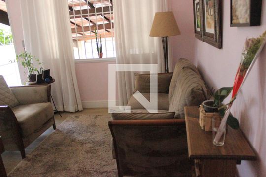 Sala do imóvel de casa à venda com 4 quartos, 150m² em Parque Continental, Guarulhos