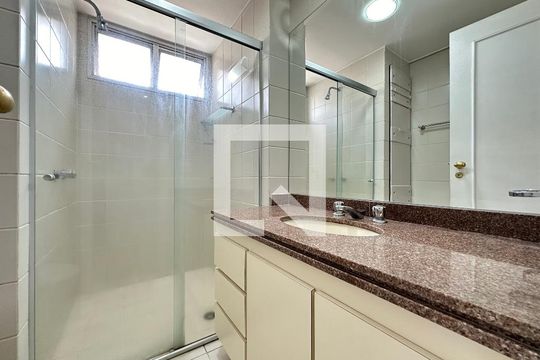 Banheiro de apartamento para alugar com 1 quarto, 50m² em Savassi, Belo Horizonte