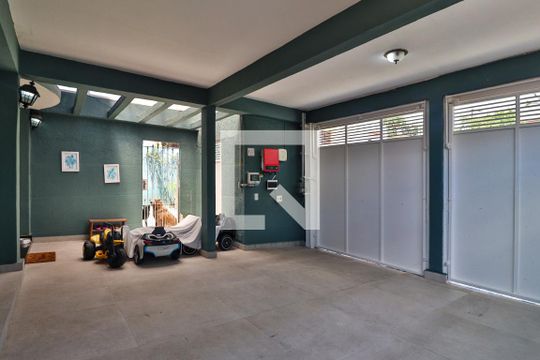 Garagem de casa para alugar com 3 quartos, 350m² em Jardim Los Angeles, São Paulo