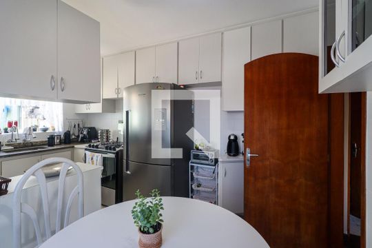 Cozinha de casa para alugar com 3 quartos, 350m² em Jardim Los Angeles, São Paulo